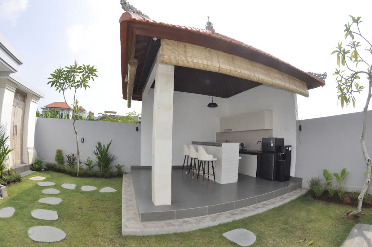 Elegant Open Kitchen with Poolside Integration – A Luxury Oasis Experience